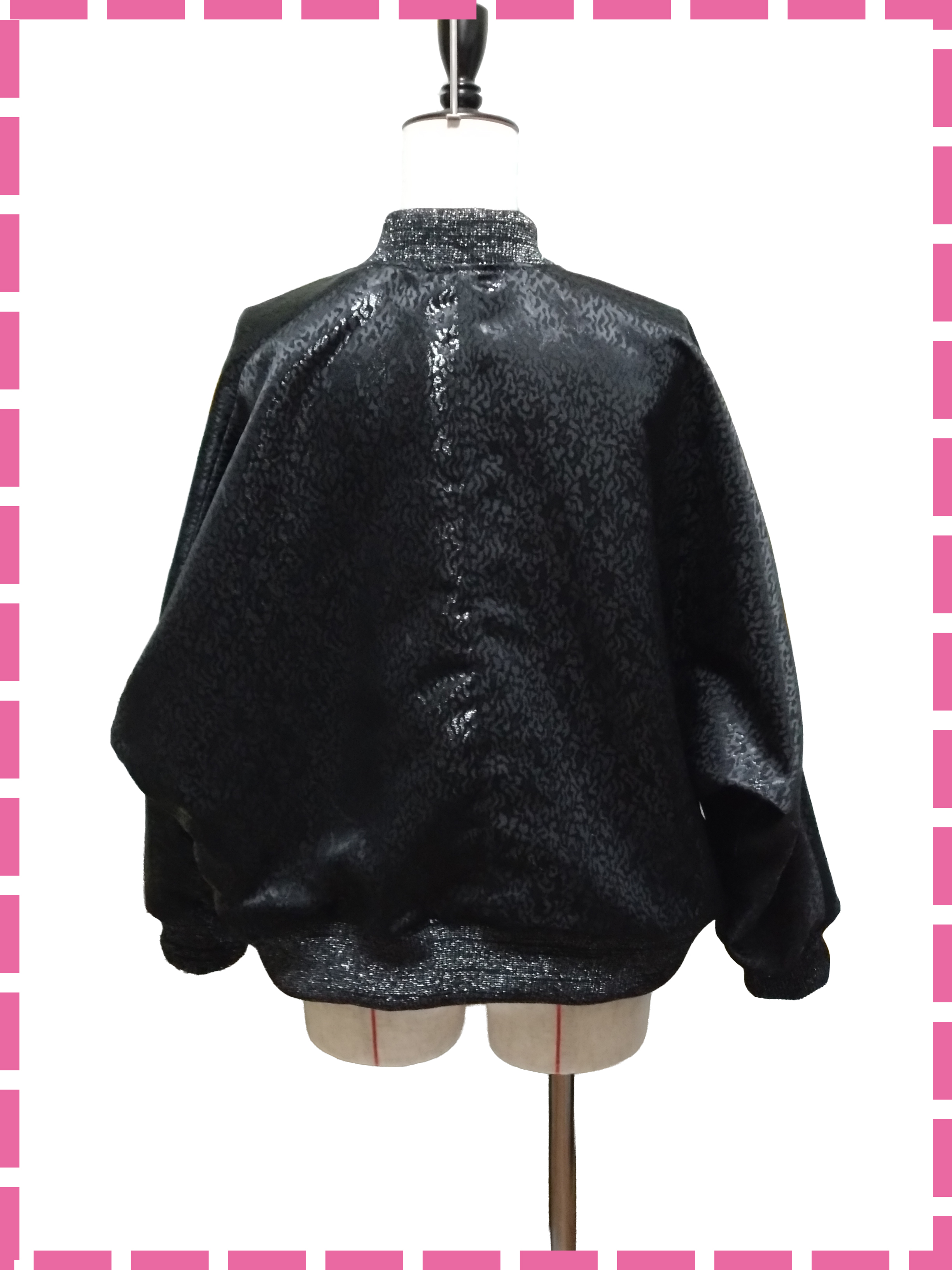 黒いブルゾンの背面
